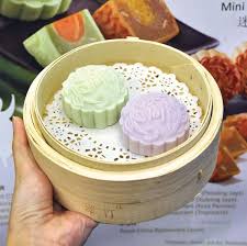 When the festival draws near, old and famous companies sell all kinds of mooncakes. Food Malaysia