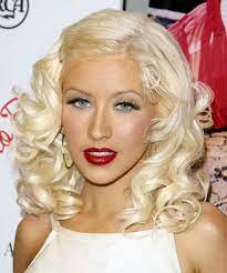 Her hair was cut to just below shoulder length and was slightly layered at the very ends to help add texture to her curls. 25 Christina Aguilera Hairstyles Hair Cuts And Colors