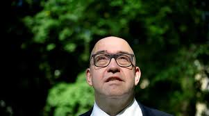 Dette pokeransiktet er verdt over en milliard kroner