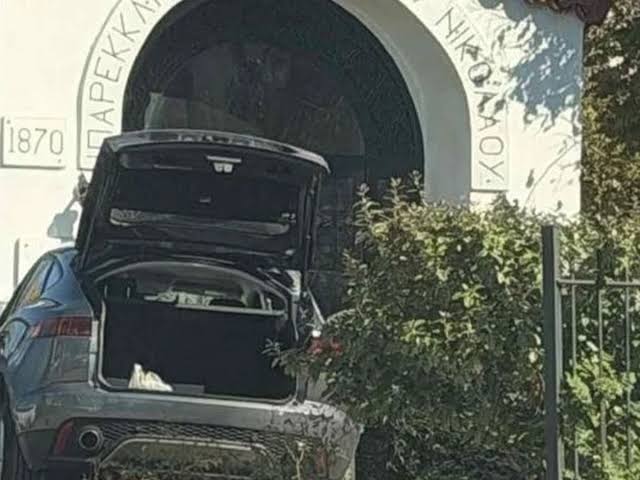Γλυφάδα: Ηλικιωμένος οδηγός κατέληξε με το αυτοκίνητο στο προαύλιο εκκλησίας