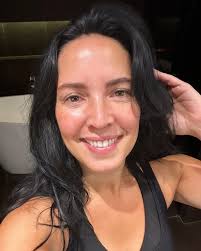 💪🏽 Workout done, feeling grounded. It's in these sweaty moments I'm  reminded that showing up for myself, day after day, is what makes the real  difference. Whether I'm lifting weights or diving