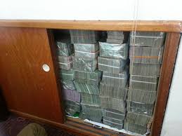 Mereka pun merasa terlalu gembira dengan barang rampasan tersebut, dan membaginya. Ini Fakta Kes Skandal Rasuah Terbesar Yg Melibatkan Rampasan Wang Tunai Rm114 2 Juta Sprm Jaga Duit Tu Elok Elok Jangan Lesap Pula Ya Ameno World