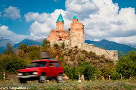 Przechodząc szlakami tuż obok zobaczymy stare domy, zamki, obronne wieże z kamienia. Gruzja 1525 1 2
