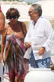 Nella sua carriera giornalistica è stata inviata del tg1 e ha collaborato alla rubrica l'almanacco del. Emilio Fede Al Mare In Puglia Rispunta La Moglie Gossip
