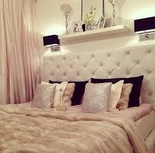 Soft Colors And Elegance Makes This A Beautiful Bedroom Interior Hjem Jenterom Hus Interior