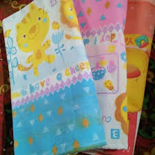 Bahan kain ini bertekstur sangat lembut serta halus, transparan, 'jatuh' saat dipakai dan mengikuti bentuk badan penggunanya. Bedong Bayi Kain Katun Flanel Tebal Halus Dan Lembut Shopee Indonesia