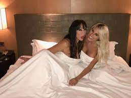 Moria Casán y Vicky Xipolitakis, desnudas y a los besos en una cama 