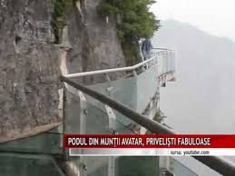 Podul de sticlă din china cu o lungime de 430 de metri și la 300 de metri deasupra unei văi din parcul național zhangjiajie este cea mai lungă și înaltă 32 de poduri pasarele și punți din sticlă au fost închise în ultimul an în provincia hebei aflată într o zonă muntoasă din nordul chinei după ce au picat. Podul Din MunÅ£ii Avatar Privelisti Fabuloase Youtube