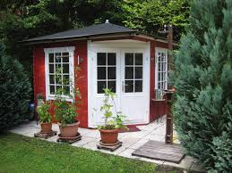Inmitten Von Grun Steht Dieses Susse Gartenhaus In Weiss Und Schwedenrot Pflanzkubel Auf Der Kleinen Terrasse Machen Die Garten Gartenhaus 5 Eck Gartenhaus Haus