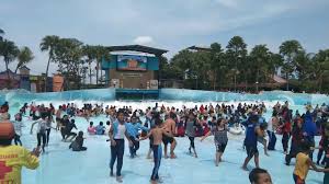 Keseruan Di Kolam Renang Ombak Tsunami Hawai Waterpark Malang Youtube