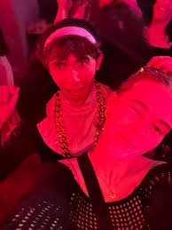 Hi, I'm Curtis. I'm a first year student at Uom and I'm currently looking  for a group for next year housing or a room that I could move into. Message  me if