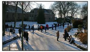 Surrounded by a huge expanse of natural reservation land, you can ice skate both on the canals and on the nearby. Winter In Giethoorn 4 Foto Van Damarofoto Zoom Nl