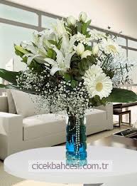 Dekoratif Cam Vazoda Lilyum Beyaz Guller Ile Hazirlanan Zarif Sunum Https Www Cicekbahcesi Com Tr Siparis Ver 2222 Beyaz Masumiy Cicek Vazolar Cicek Bahcesi