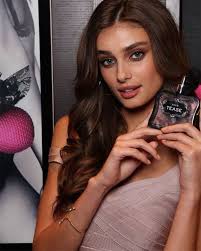 After going through the reviews, i decided to order this one. Victoria S Secret Noir Fragrance Shop Model Taylor Hill S Date Night Pick Hollywood Life