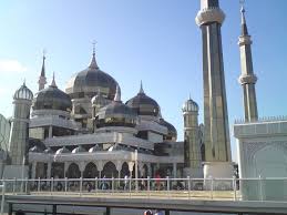 Konsep rekaan inspirasi batang buluh yang pangkalnya dibelah dua dengan membentuk beberapa bahagian. Masjid Kristal Mapio Net