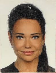 Mogę prosić o wyostrzenie zdjęcia i by bym prosiła żebyśmy się przytulili  to ja w tej białej sukience a ta 2 to moje już nie żyjące rodzeństwo 😥