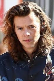 From harry styles' tattoos to his hair, track the style evolution of one of the world's most renowned pop artists. Pin By Yhana On Harry Harry Styles Short Hair Long Hair Styles Harry Styles Hair