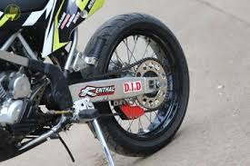Not wrong to choose klx 150 as its flagship motor. Wah Keren Kawasaki Klx150 Bf Satu Ini Diubah Jadi Supermoto Gridoto Com