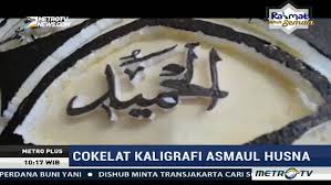 Sedangkan dalam bahasa inggris kaligrafi yaitu calligraphy dan bahasa arab yaitu khat. Unik Kaligrafi Asmaul Husna Ini Terbuat Dari Coklat Metro Tv Scoopnest