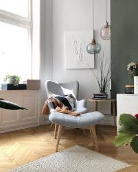 Gemutliche Ecke Im Wohnzimmer Grauer Sessel Grune Wand Grun Und Lilafarbene Lampen Aus Glas Und Wohnzimmer Grau Graue Wande Wohnzimmer Wohnzimmer Gemutlich