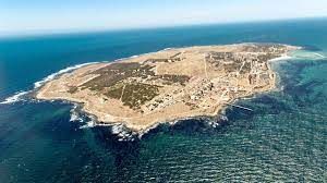 Robben island is an island in table bay, 6.9 kilometres west of the coast of bloubergstrand, north of cape town, south africa. Robben Island Kapstadt Tickets Eintrittskarten Getyourguide