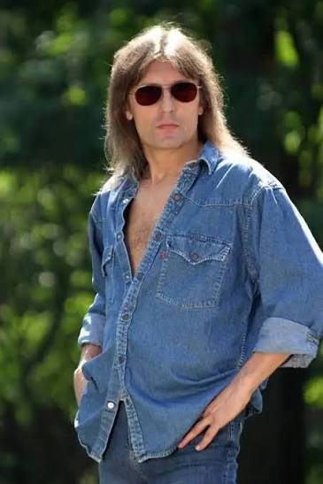 Jozef "Dodo" Dubán, 7. 6. 1964 - 25. 4. 2003, byl zpěvák a kytarista ve  skupinách Money Factor, Tublatanka, vydal i sólovou desku. Svůj život  ukončil skokem z okna. Věnujme mu vzpomínku. 🖤
