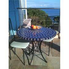 table ronde en mosaique photographiee en corse visible ici http fr imagineoutlet c table mosaique plateaux de table en mosaique table et chaises de jardin