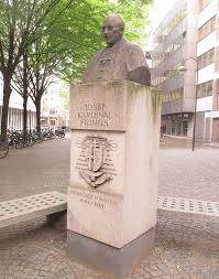 Frings gehörte als bischof zu den teilnehmern des zweiten die straße in köln, an der das heutige erzbischöfliche haus, der wohnsitz des erzbischofs von köln trippen, norbert: Denkmal Fur Josef Kardinal Frings Am Laurenzplatz Objektansicht