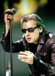Interprète masculin de l'année, meilleur album de chanson pour bleu pétrole , et sa tournée est désignée meilleur spectacle de l'année  30 . Alain Bashung 1947 2009 Chanson And Immigration In France