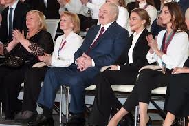 Алина кабаева на пике славы свою спортивную карьеру она закончила в 2005 году. Ot Shelkovoj Lentochki Do Deputatskogo Znachka Luchshie Foto Aliny Kabaevoj