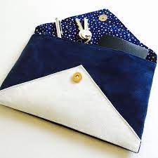 Marine, bleu marine, bleu marin, gros bleu sont des noms de couleur désignant une ou plusieurs nuances de bleu foncé, en référence à celle que portent les marins de la royal navy depuis 1748, plus tard adopté par d'autres corps de marine (militaire ou non) ailleurs dans le monde. Pochette Bleu Marine Blanche Glitter Argent Bolsa Pequena Bolsas De Tecido Artesanato