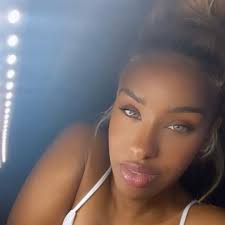 Jenny Jane's Instagram, Twitter & Facebook