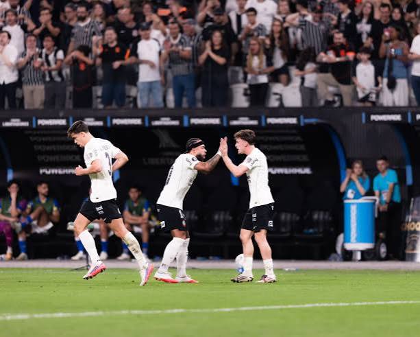 Corinthians vence o Rosario Central com um a menos e avan&ccedil;a na Copa Libertadores