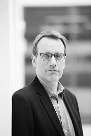 Über die weiße Linie: Wie ein Priester über 6.000 Menschen vor der Gestapo  rettete. Eine wahre Geschichte aus dem Vatikan : Molfenter, Arne:  Amazon.de: Bücher