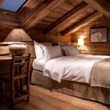Indiferent De Stil Mansarda Merita Toata Atentia Noastra Idei De Amenajari Interioare Indiferent De Stil Mans Rustic Bedroom Bedroom Design Cabin Interiors