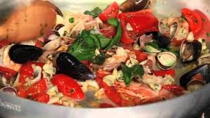 Ajouter alors les fruits de mer décongelés et baisser le feu. Spaghetti Aux Fruits De Mer Youtube