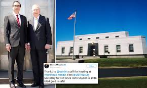 The vault hoards a great share of the country's gold reserves along with other valuable items belonging to or under the supervision of the federal government. Fort Knox Opens Famed Vault To Civilians After 40 Years Daily Mail Online