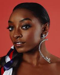 Glam Makeup Look untuk Kulit Sawo Matang ala Simone Biles