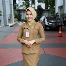 Dengan outfit ini, anda akan terlihat sangat modern dan vintage dalam satu waktu. Rekomendasi Kain Seragam Yang Bagus Untuk Baju Khaki Pns