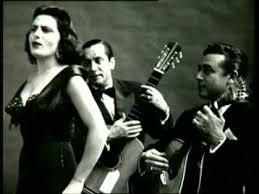 One of ten children, she was abandoned by her mother at the age of one and raised by her grandmother, spending her formative years selling produce on the streets and working as a seamstress. Amalia Rodrigues Nem As Paredes Confesso My Music World Music Amalia Rodriguez