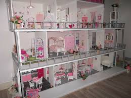 Construction De Maisons De Poupee Barbie Barbie Doll House Diy Barbie House Barbie Diy