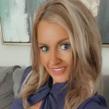 Everyday Woman's Guide to Living Your Best Life: 32 Women Share Their  Wisdom