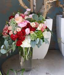 We Re Reliving This Gorgeous Arrangement For Throwbackthursday Valentine S Day Edition Ranunculus Roses And Flower Arrangements Ranunculus Floral