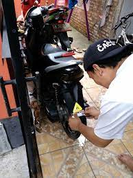 Saat pemilihan kepala pemerintahan, mulai dari pemilihan dpr & dprd presiden, gubernur, walikota, dan bupati bahkan sampai pemilihan ketua rw, tidak sedikit menggunakan stiker guna berpromosi, sosialisasi calon. Sticker Indentitas Kendaraan Khusus Warga Rw 013 Rt 015 016 Desa Waluya Rw013 Desa Waluya