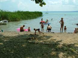 Balatonudvari is situated by the shore of lake balaton, between örvényes and balatonakali, to the west of the tihany peninsula. Balatonudvari Balatonudvari Strand