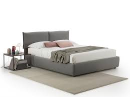 Grazie al piedino alto a sostegno è un letto particolarmente pratico per mantenere l'ambiente perfettamente pulito. Letto Con Giroletto Sottile E Piedini Alti Sofy Homeplaneur