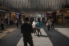 Sie seien bei den geimpften bisher unterrepräsentiert, sagt er. China Ends Wuhan Coronavirus Lockdown But Normal Life Is A Distant Dream The New York Times