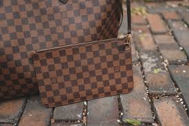 Katso, millaisia toimintoja sivua hallinnoivat ja sisältöä julkaisevat ihmiset tekevät. Review Louis Vuitton Neverfull Vs Goyard Saint Louis Totes