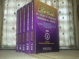 Jilid 1 ini merangkumi bab bersuci, solat, zakat fitrah. Kitab Fiqh Manhaji Mazhab As Pustaka Hajramin Enterprise Facebook