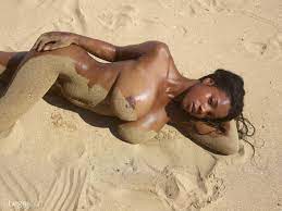 Beauty Sand Art model Sun tanning Porn Pic - EPORNER